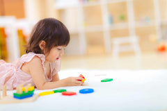 Jucărie de sortat, lemn, Tablă cu forme geometrice Montessori, Plan Toys