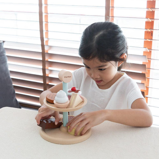 Set de prăjituri de jucărie, lemn, 7 piese, platou, Plan Toys