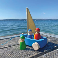 Jucărie de tras din lemn, Barcă albastră cu 4 figurine marinari, Grimms