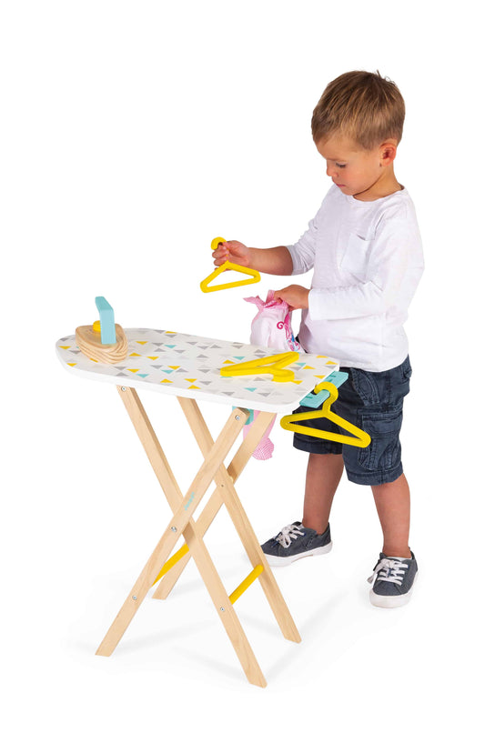Masă de călcat de jucărie, lemn, reglabilă, include fier de călcat și 3 umerașe, Janod