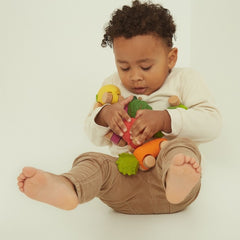 Mașinuță bebeluș, cauciuc natural și lemn, Morcov Cathy, Oli&Carol