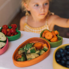 Set farfurie și linguriță pentru bebeluși, lemn de hevea, Morcovul Cathy, Oli&Carol