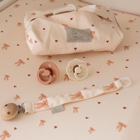 Lanț pentru suzetă brodat, bumbac organic și clips din lemn, 22cm, Bows, Cam Cam Copenhagen