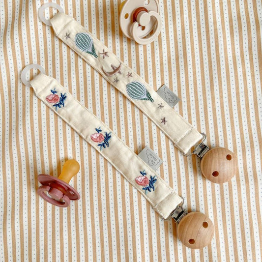 Lanț pentru suzetă brodat, bumbac organic și clips din lemn, 22cm, Berries, Cam Cam Copenhagen