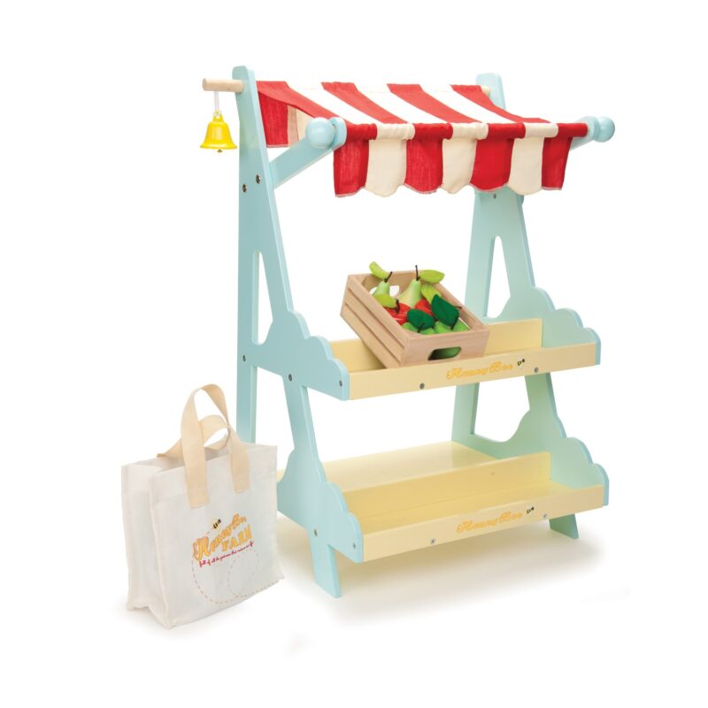 Magazin din lemn de la Le Toy Van pentru jocul de rol al copiilor cu o ladita cu fructe si cu copertina rosie cu alb